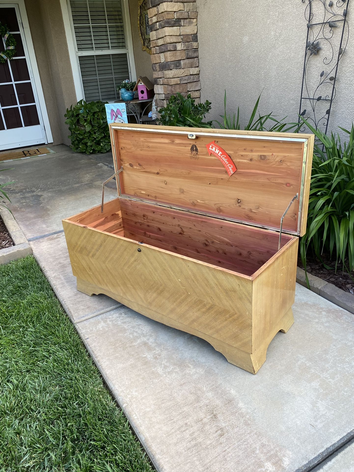 VINTAGE “LANE FURNITURE” CEDAR HOPE CHEST / TOY CHEST / BLANKETLINEN