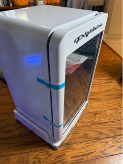 Frigidaire Retro Mini Fridge / Beverage Cooler - Brand New