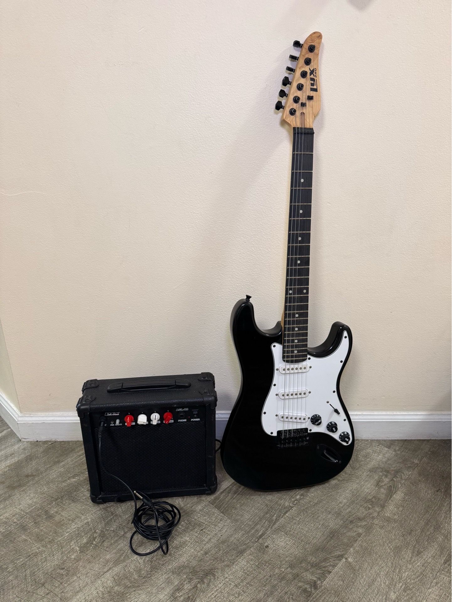 LyxPro 6 strings Electric Guitar, Amplifier, and Cable Bundle