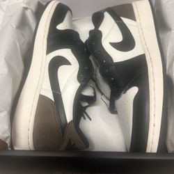 Jordan 1 Retro Low OG  Mocha (GS) Size 5.5y