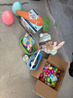 Moving sale: Easter decorations