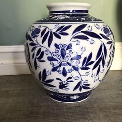 Nice, Delft-like vase with wide opening