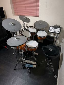 YAMAHA DTX10K-M ELECTRONIC DRUM SET W/MESH PADS, REAL WOOD