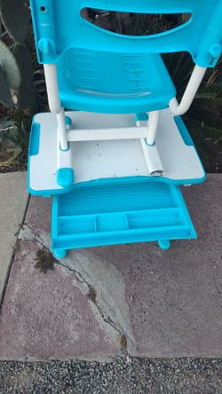 Free kids desk with chair still in good condition