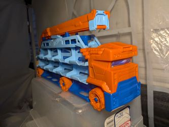 Open box. Hot Wheels hauler + Track