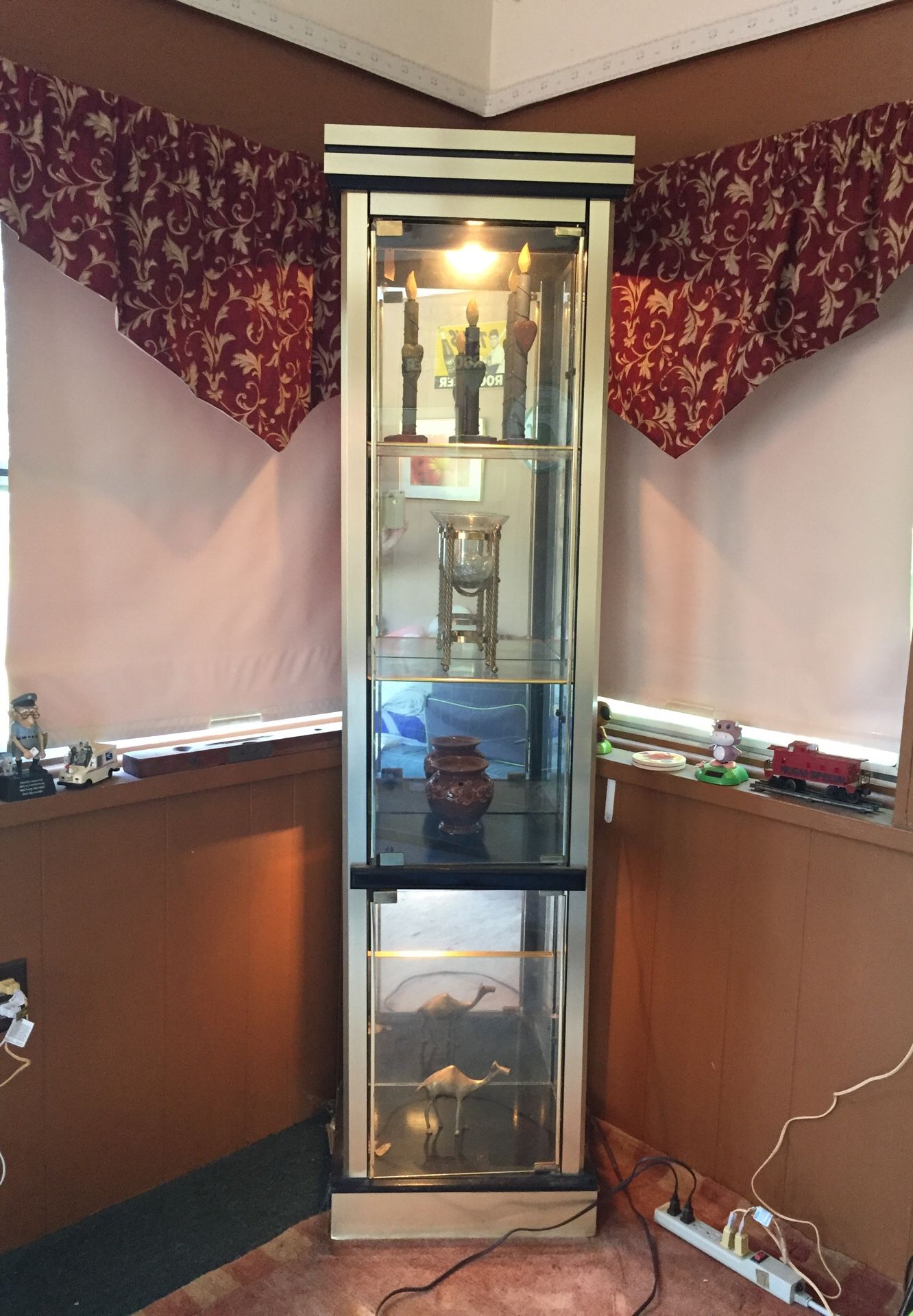 Light-up display cabinet