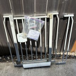 Metal Gate With Extender Attachment 