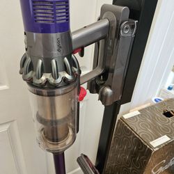 New Cond DYSON V10  MODEL VACUUM  , ATTACHMENT  WORKS EXCELLENT   , AMAZING POWER SUCES  , IN THE BOX 