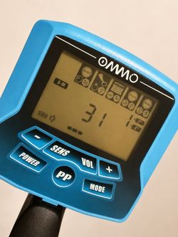 Ommo metal detector with carrying bag and a scoop