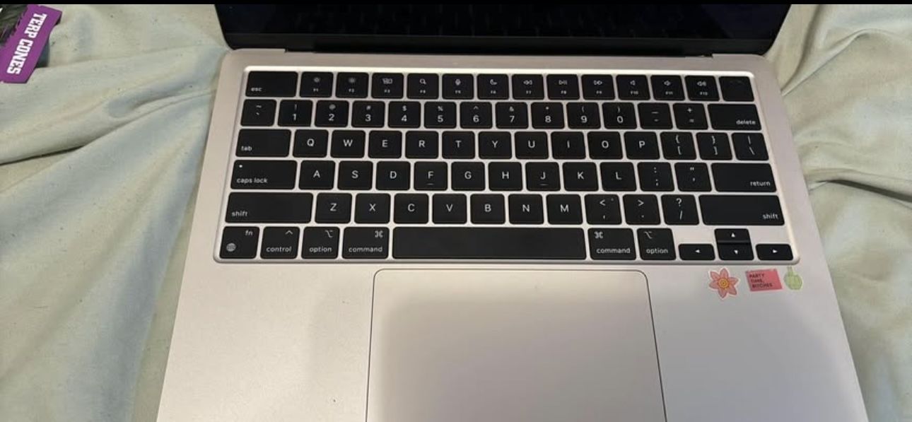 MacBook Air 13.6" Laptop - Apple M2 chip - 8GB Memory - 256GB SSD - Starlight