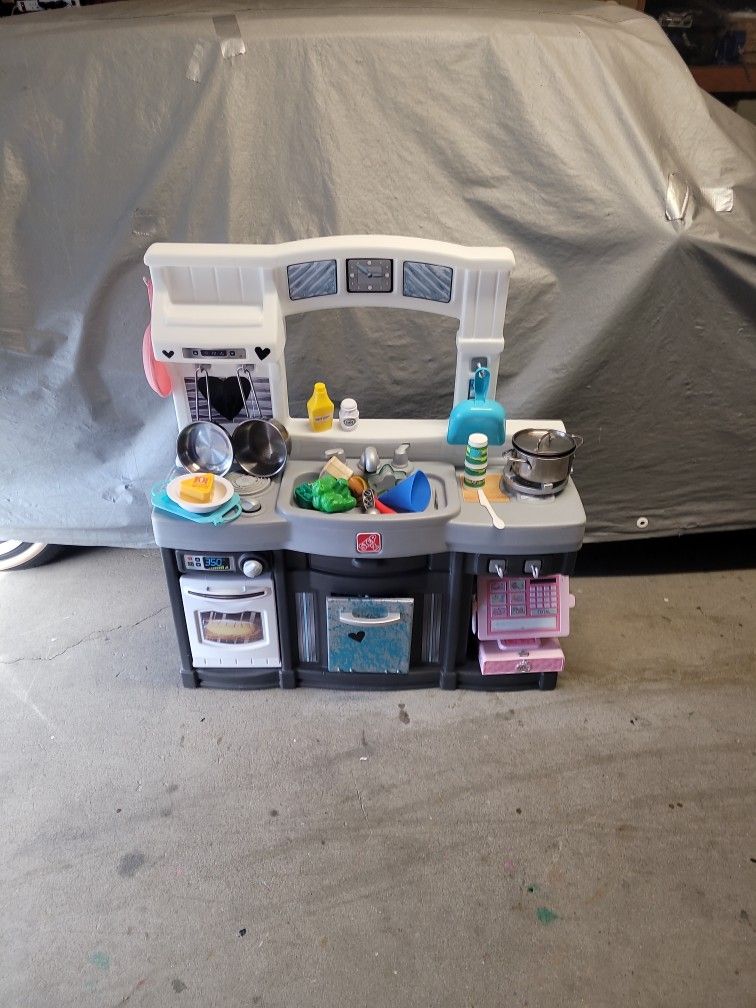 KIDS KITCHEN