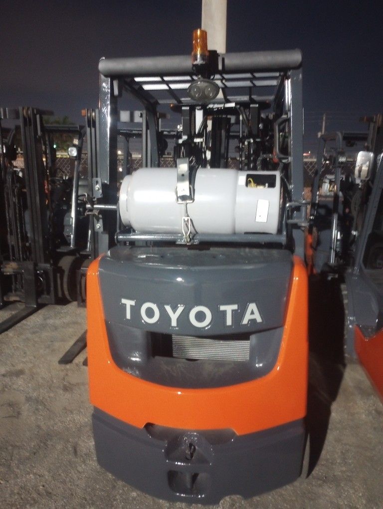 FORKLIFT TOYOTA 3600# Triple Mast