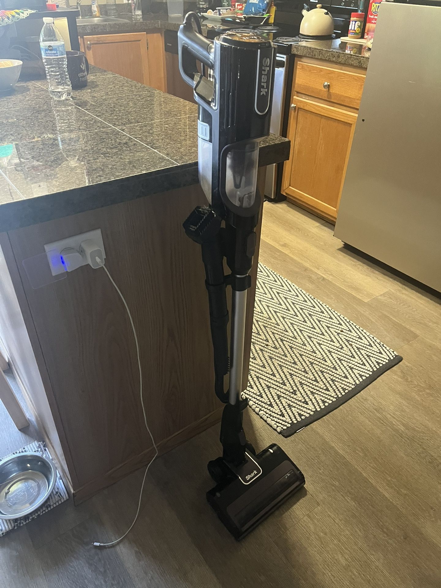 Great Deal Great Conditions Black Shark 🦈 Vacuum Great For Carpet And Hardwood Floor Moving And Don’t Need Anymore