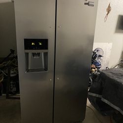 Frigidaire Fridge ( Needs Fixing) Pa Componer 