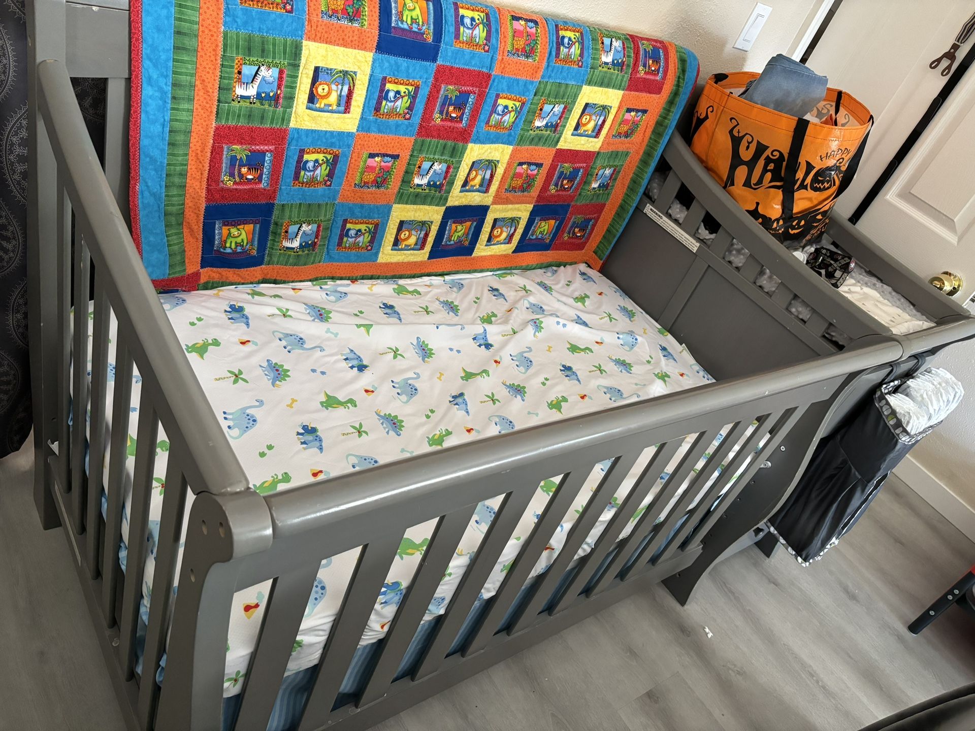 Baby/toddler Crib 
