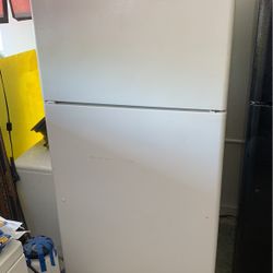 GE Refrigerator White Ex Large Excellent  .  Warranty  . Delivery Available . 2203 Fowler St. 33901
