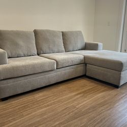 SECTIONAL COUCH WITH REVERSIBLE CHAISE