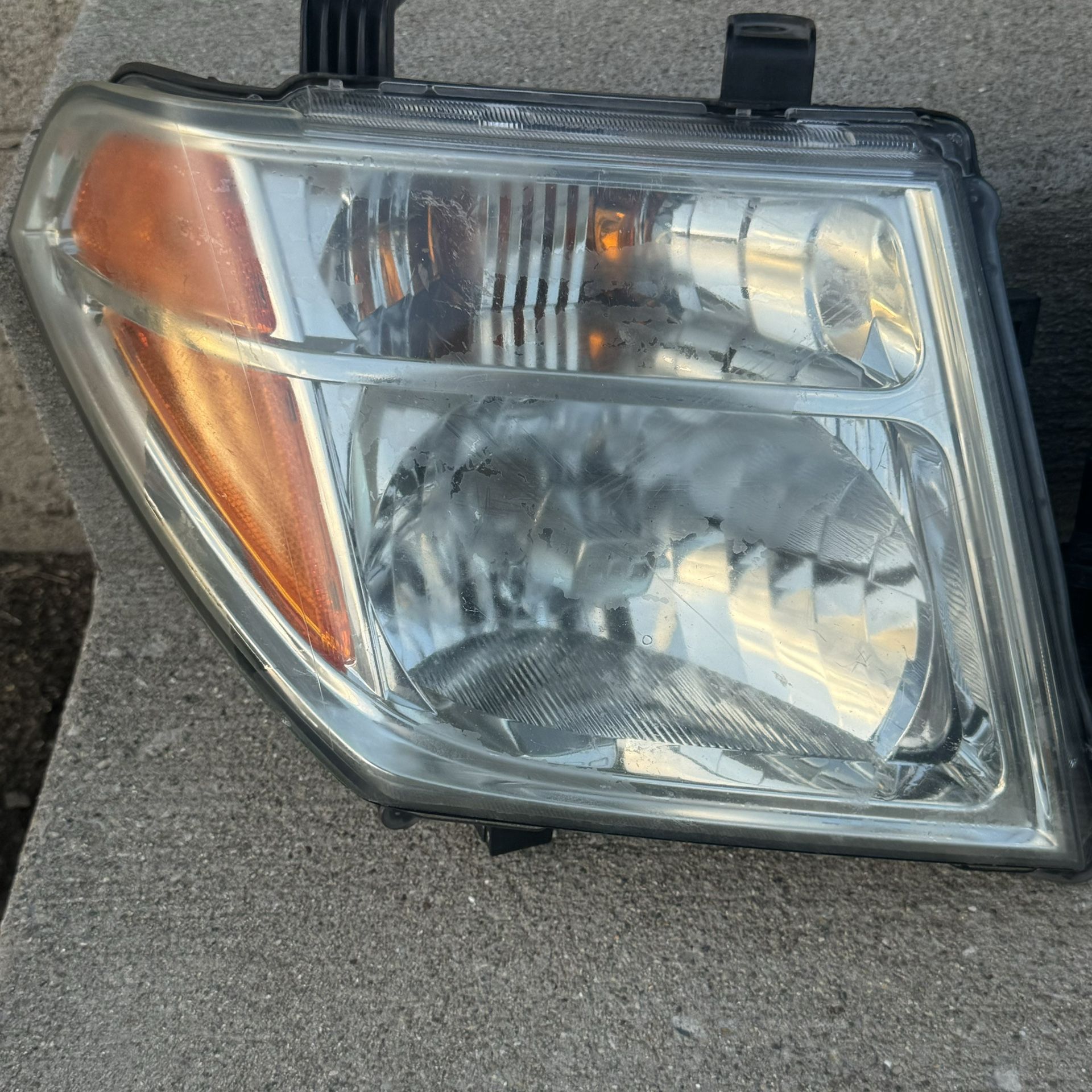 Nissan 2005-2014 Frontier Headlight