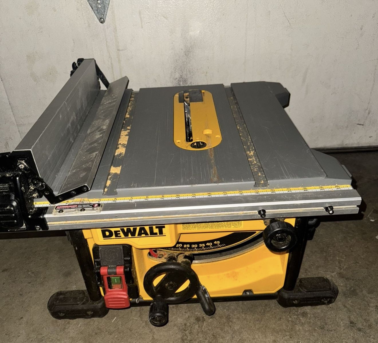 Dewalt 15A, 8-1/4 in. Blade  Table Saw