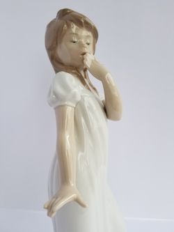 NAO Lladro Porcelain Figurine #02000230  GIRL YAWNING Issue Year: 1992  Sculptor: José Roig Size: 11½x4¾ "