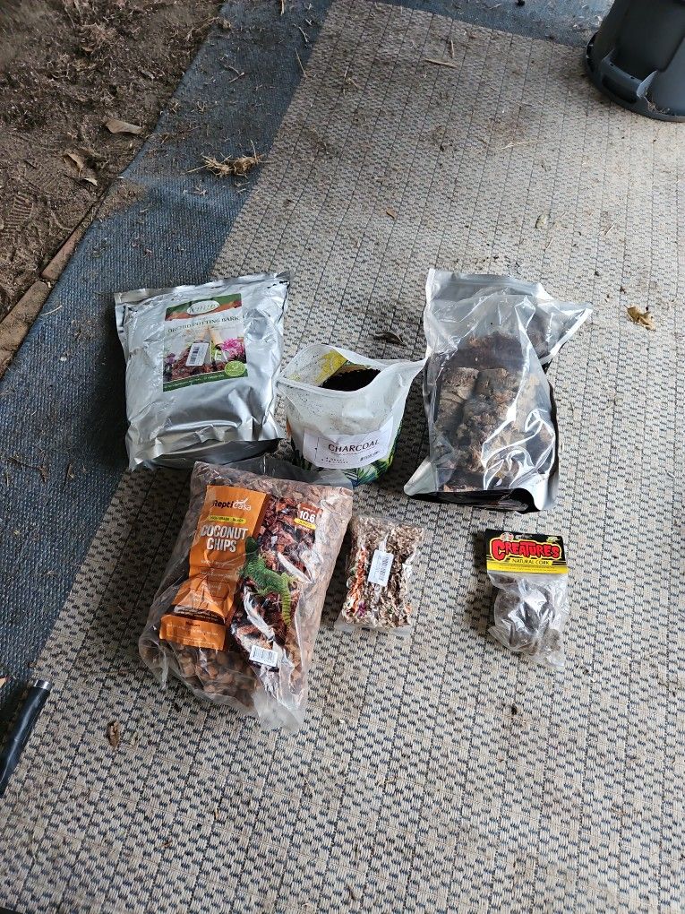 Terrarium/Vivarium Subtrate Ingredients And Hides