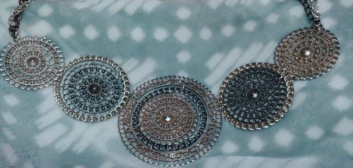 A necklace for those who love silver and gold