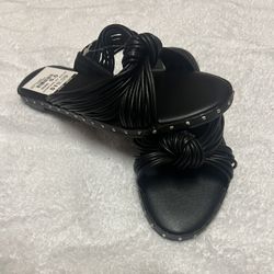 CHARLES DAVID Flat Sandals/size: 5.5/$7