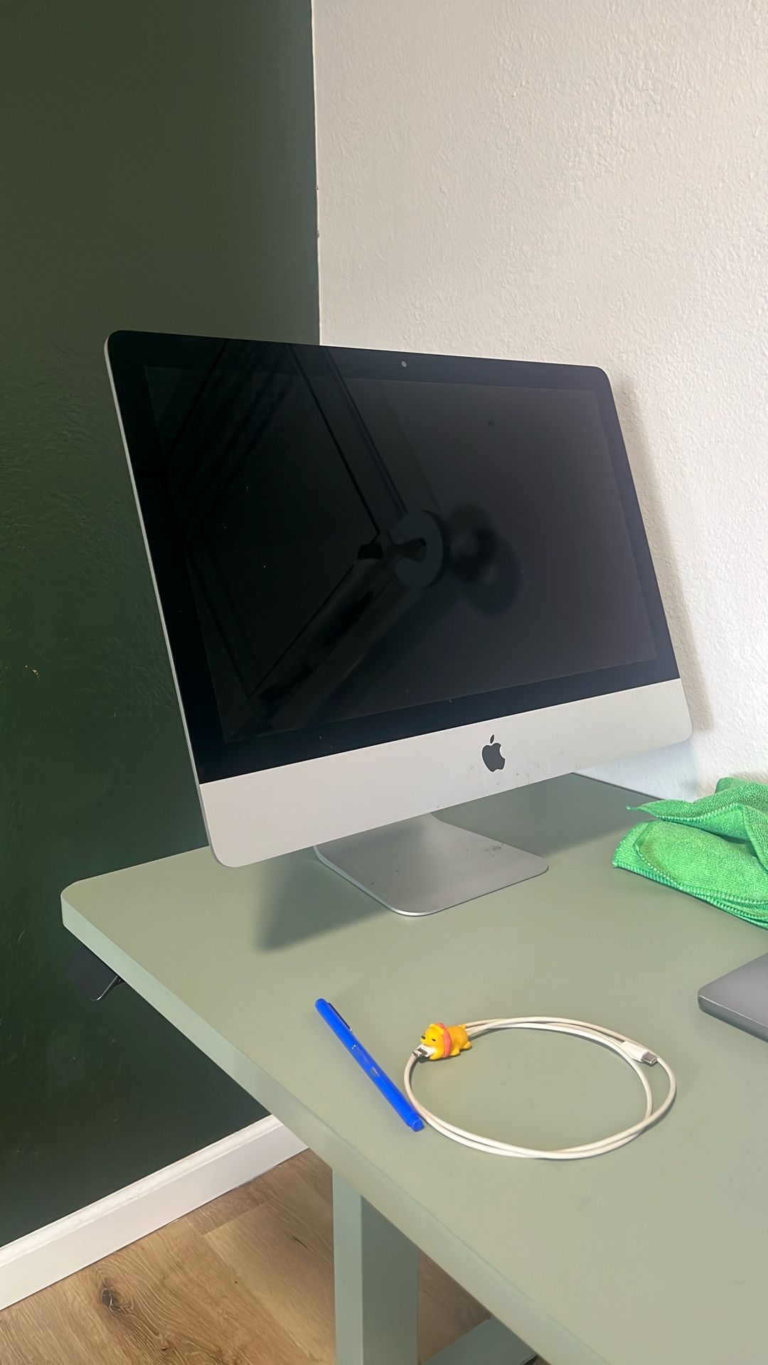 2020 Apple iMac (21.5-inch, 8GB RAM, 1TB Storage)