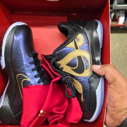 Kobe Year Of The Mamba Eggplant, Size 7 Y/8.5W