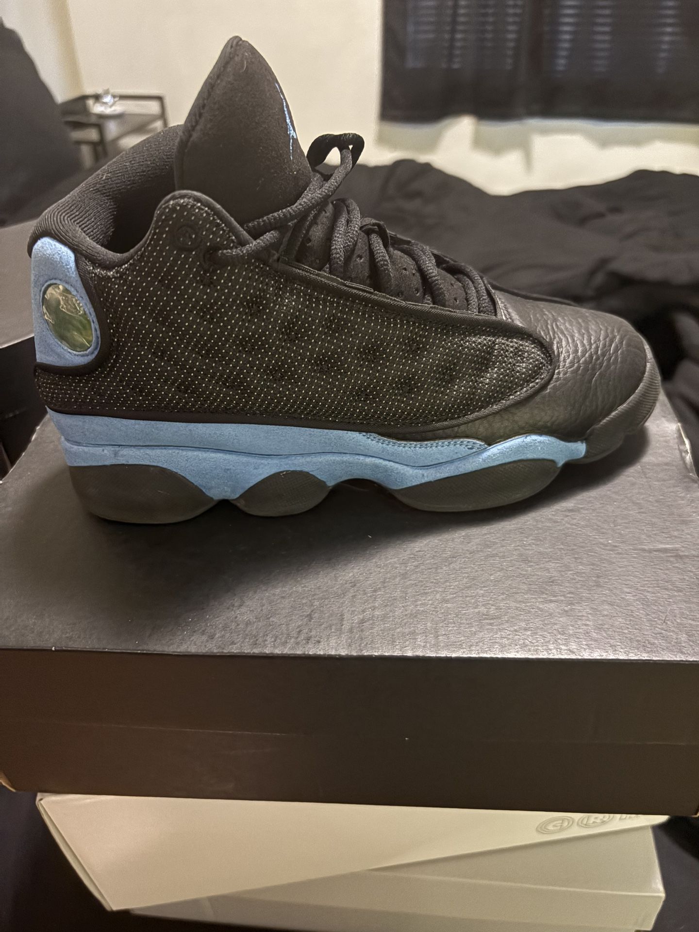 Jordan retro 13 Black and blue trim