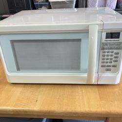 Small microwave Hamilton Beach