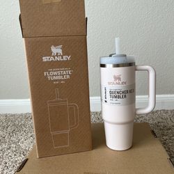 New In Box Stanley The Quencher H2.0 Flowstate Tumbler 30 oz Rose Quartz  PINK