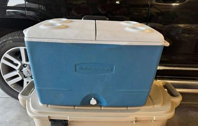 Rubbermaid Cooler with wheels, 4 cup holders on top, 50quart