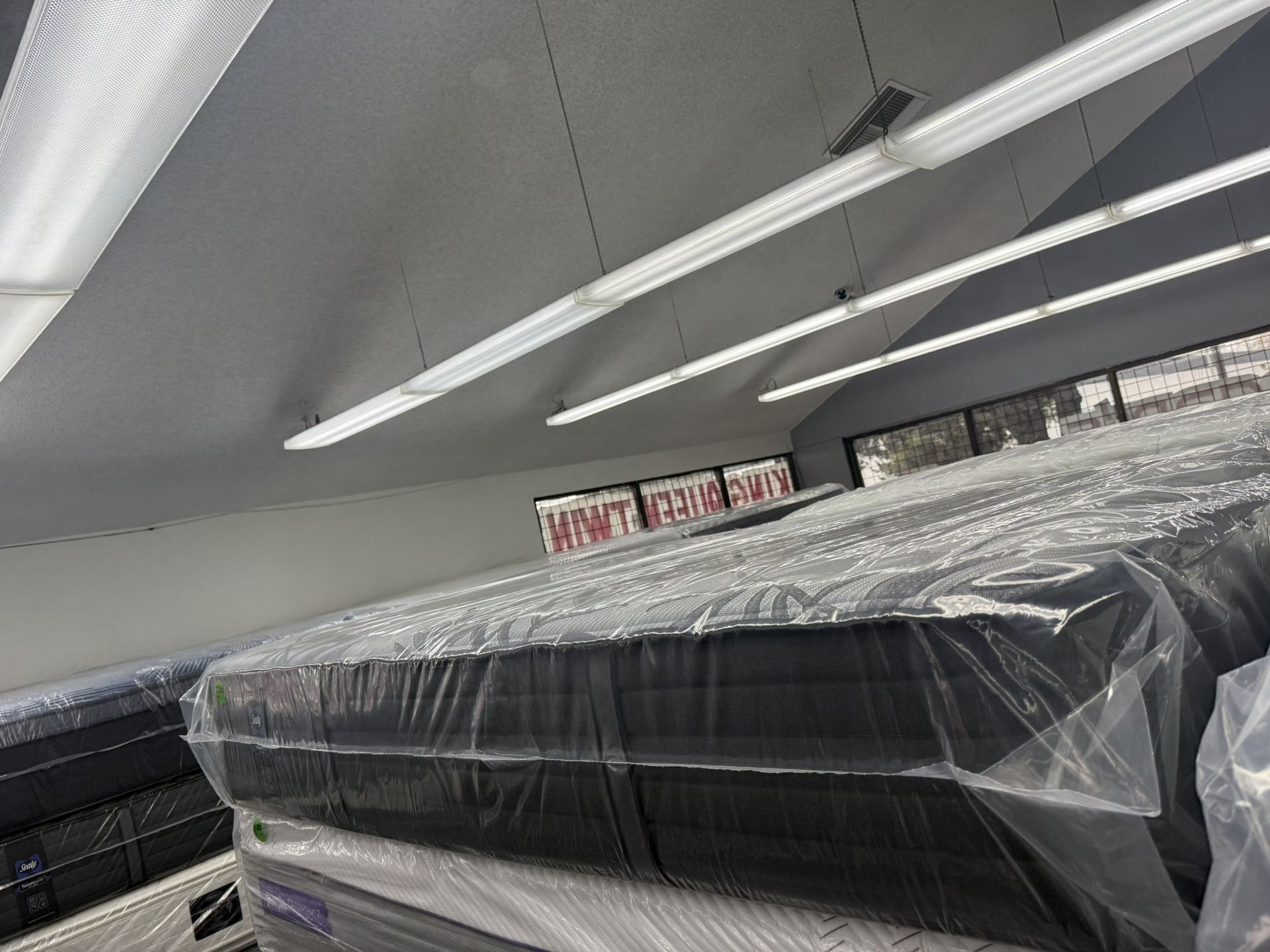 KING SIZE SEALY POSTUREPEDIC PLUS MATTRESS & BOX SPRINGS BED SET