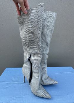 Women's Gray Snakeskin Embossed Knee High Pointed Toe Stiletto Zip Boots 7