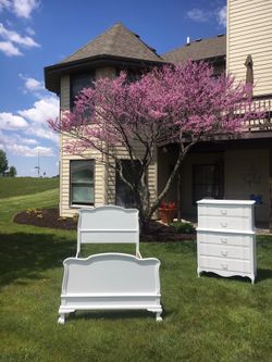 White French chest and twin bed beautiful perfect