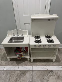 Wood pretended kitchen pkay with food