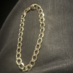 10k gold  7 1/2inch cuban bracelet all real 4.6g no trades ..