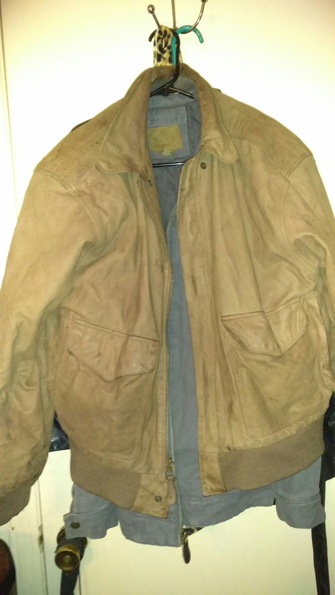 G lll, BROWN LEATHER BOMBER JACKET SIZE LARGE