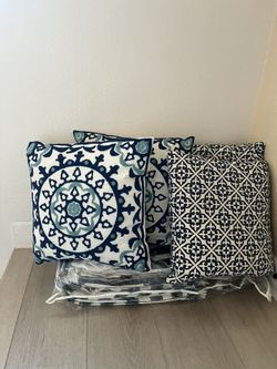 4 Quality Decor Pillows With Zipper From Pier One 