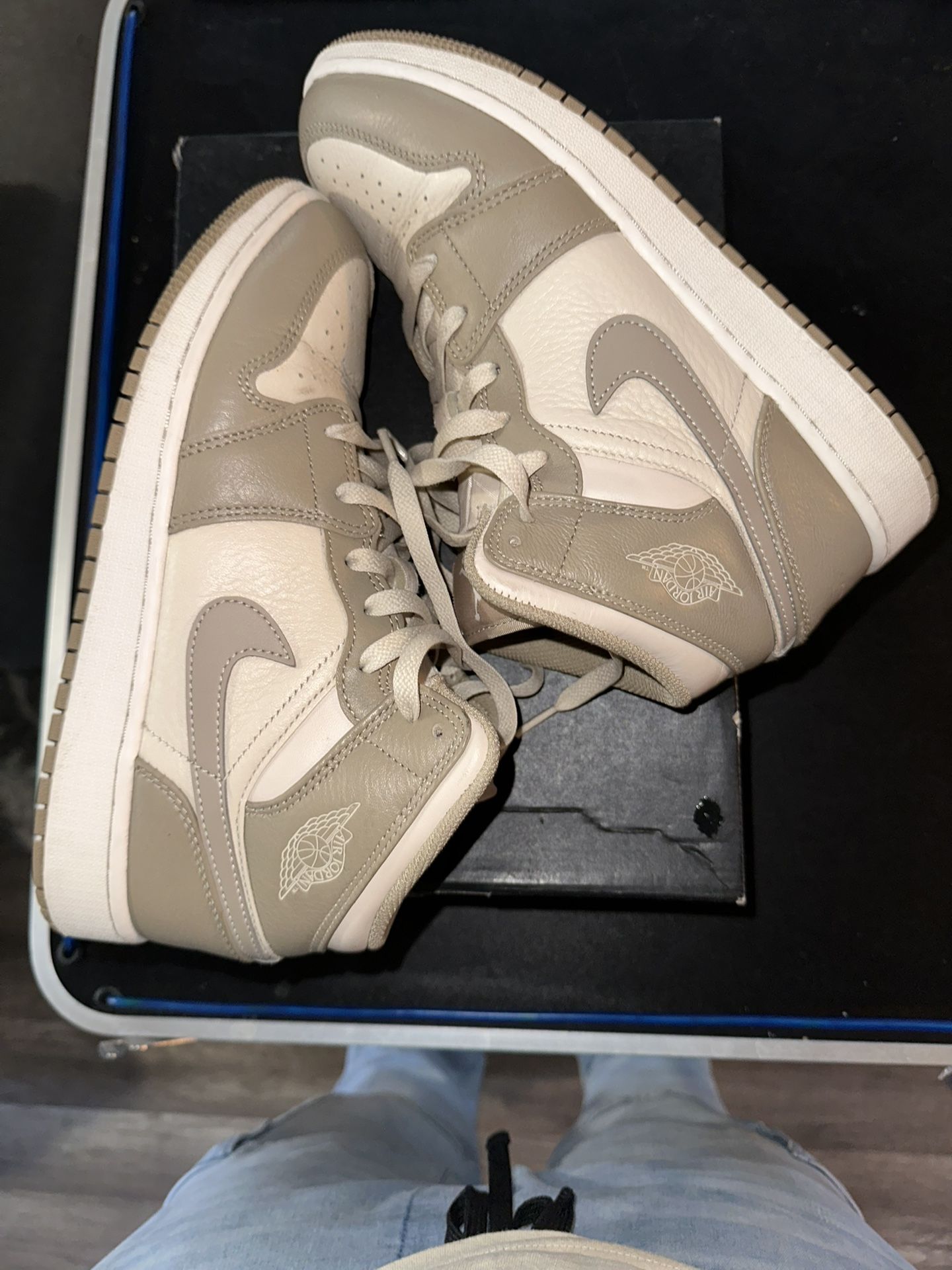 Nike Air Jordan 1 Mid Legend Light Brown Khaki Phantom