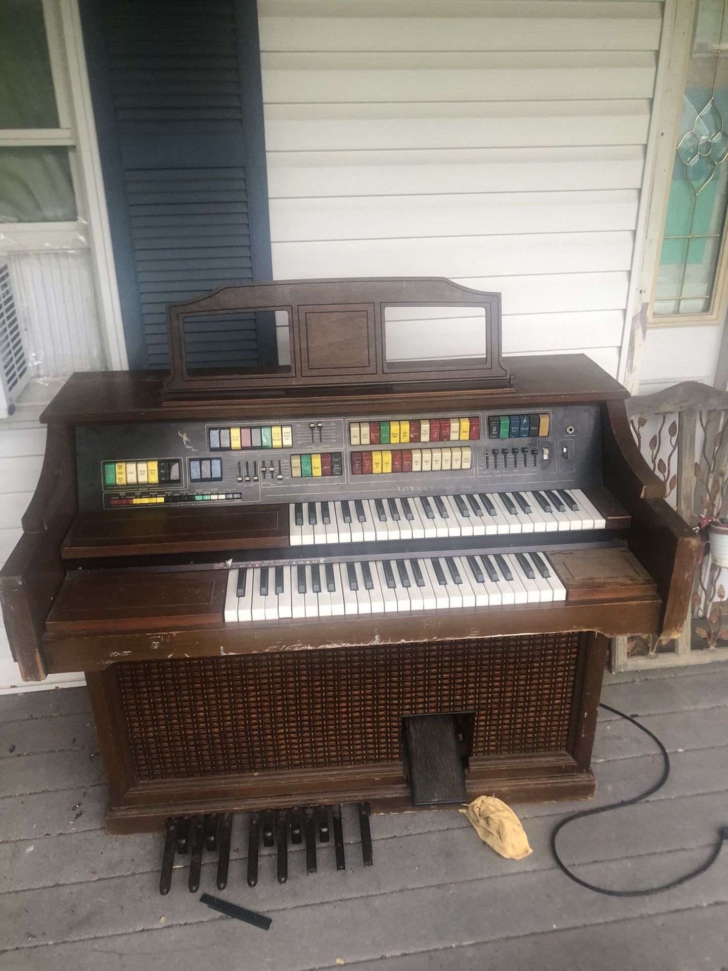 lowrey organ