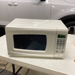 Rival 700w Microwave 