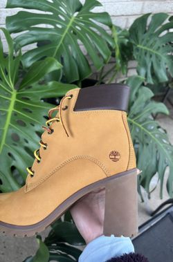 New Timberland Women’s Boots Size 7.5