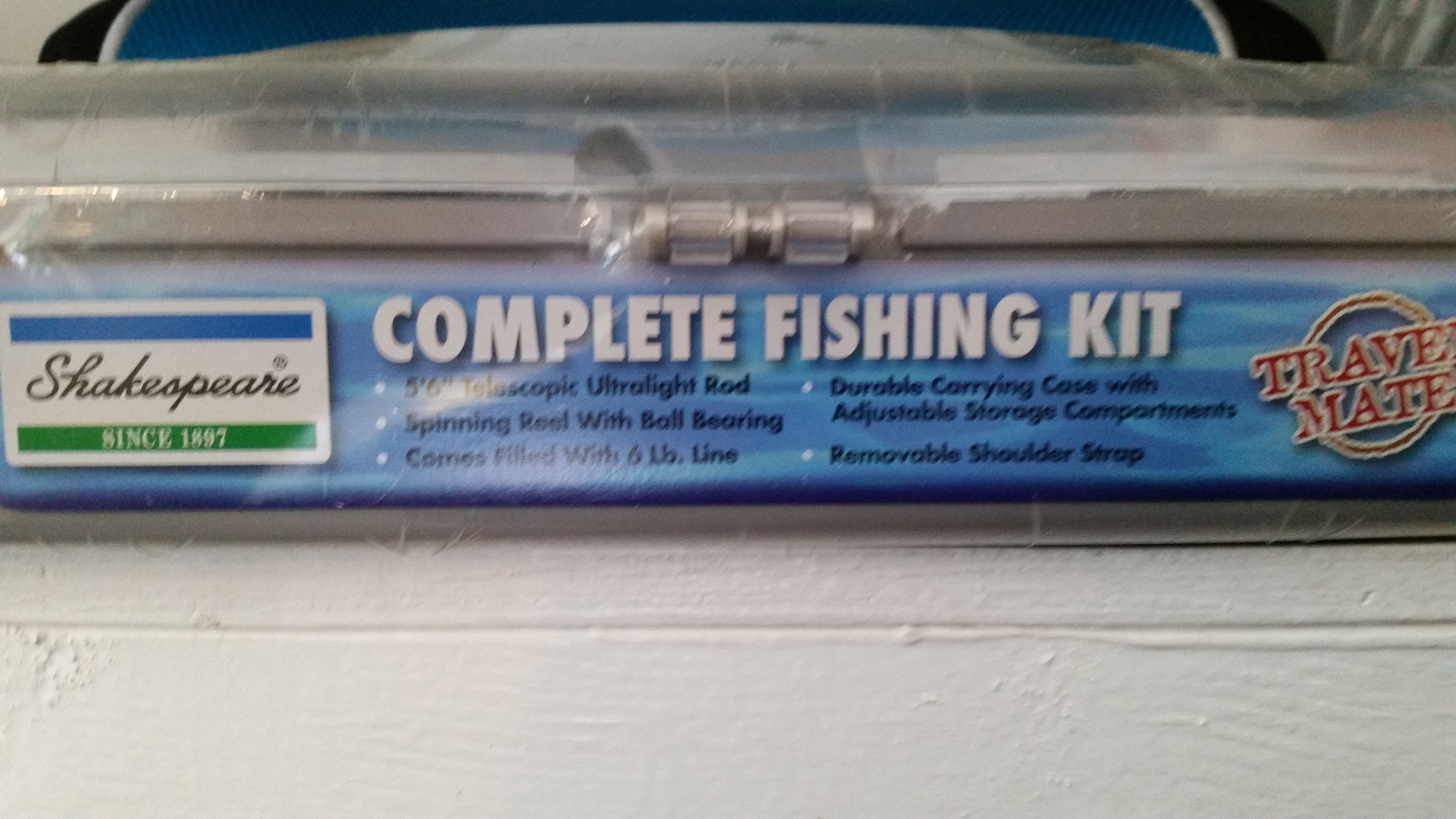 FISHING POLE AND COMPLETE PORTABLE FISHING KIT