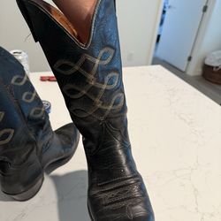 Size 9.5 wrangler boots, full leather