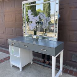 Beautiful Vanity Desk With Vanity Touch Light Up Mirror  New 