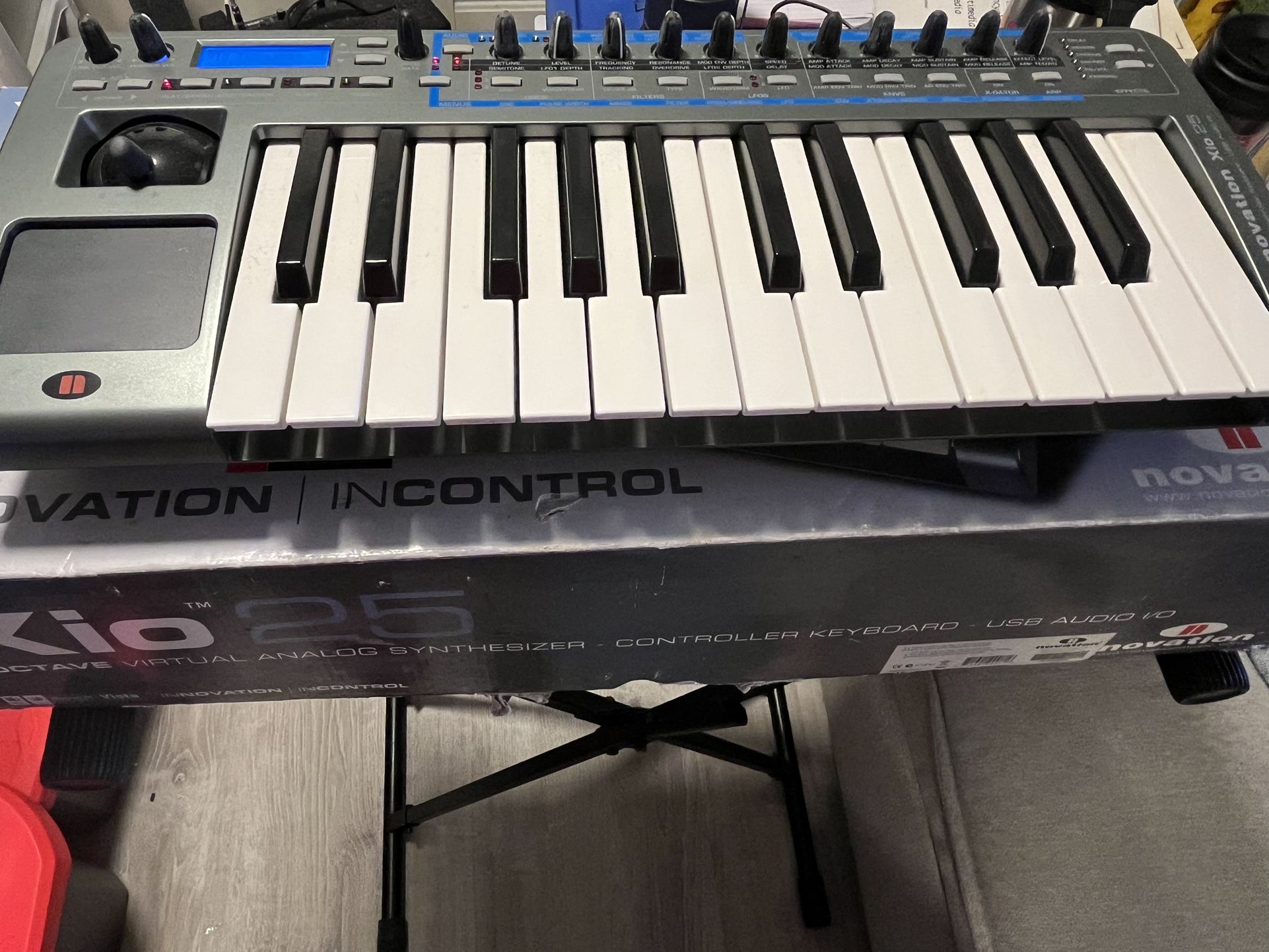 Novation Synthesizer (Xiosynth 25) On