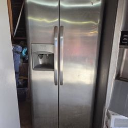 Refrigerator 