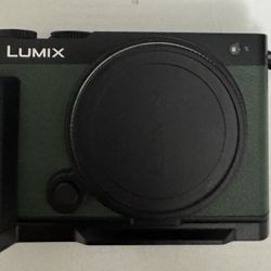 Panasonic Lumix S9 Mirrorless (Dark Olive ) w/Lumix S 20-60mm f/3.5-5.6 Lens